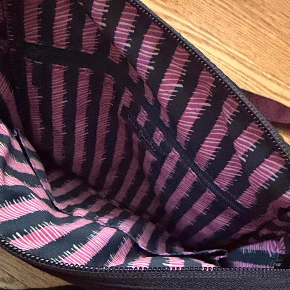 Vera Bradley Black and Burgundy Crossbody Bag Very Clean, Excellent Condition! - Picture 7 of 10